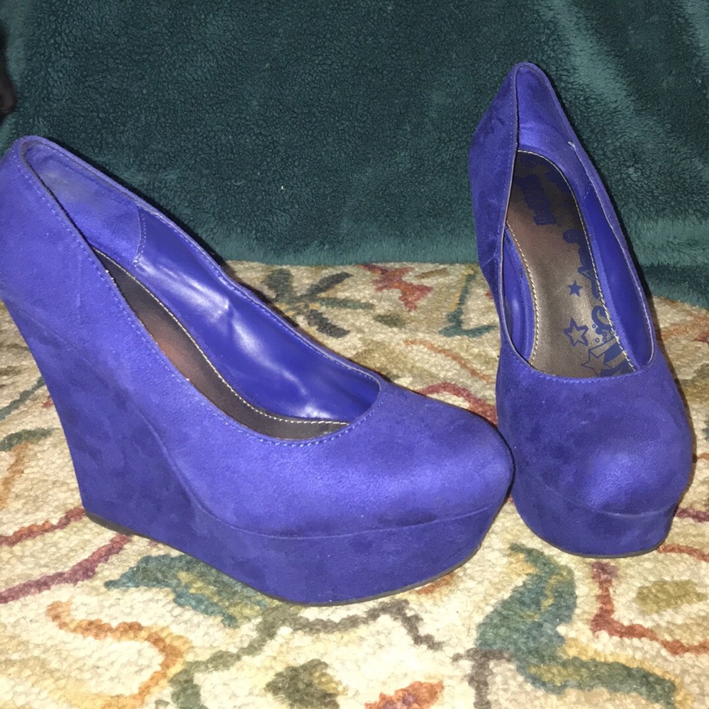 Blue faux suede wedge.